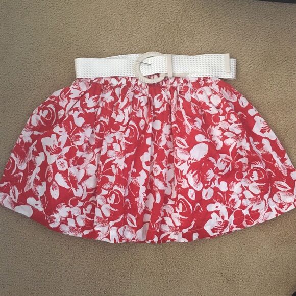 Red floral skirt with‎ white belt - Picture 1 of 3